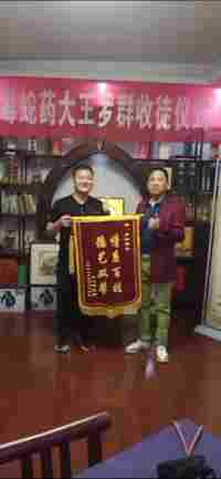 医行千里积万幸，品高艺绝造百福 一一记中国民间毒蛇药大王罗群写实 记者：姚佳敏