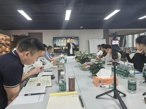 守正创新传瑰宝 苗医济世惠民生 —— 王开香与苗草铺子共筑民族医药新征程