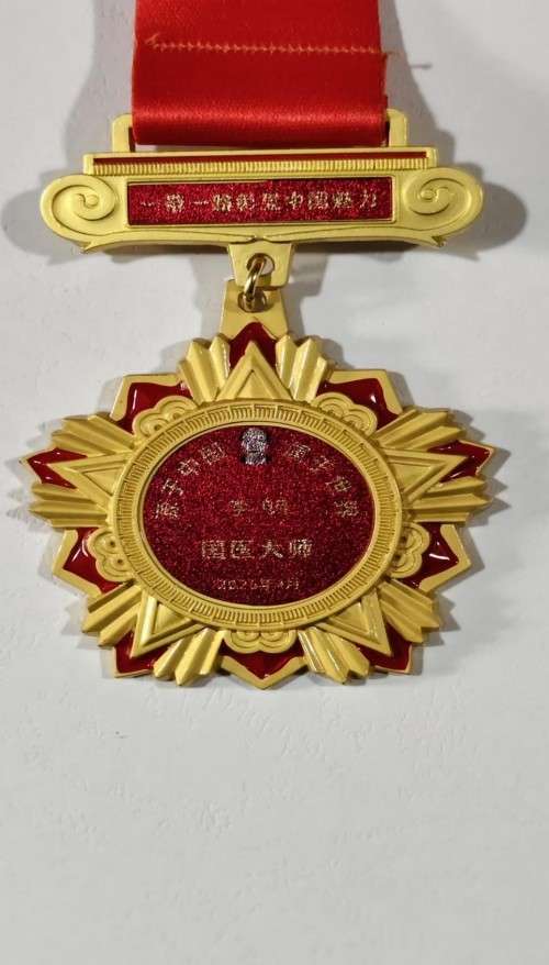 中国著名医学专家李明与他的龙凤福寿参传奇
